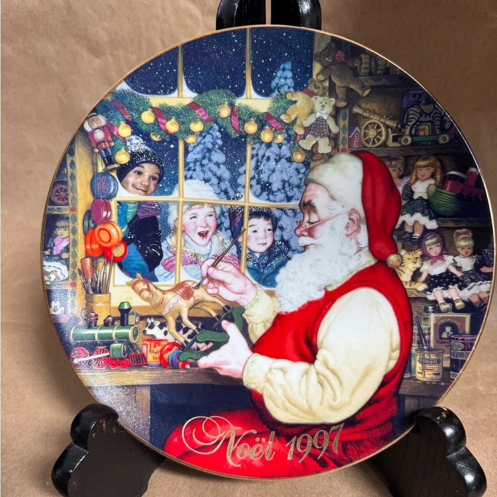 1997 Avon “Santa’s Loving Touch” 22k Gold Trim 8” Collectible Christmas Plate